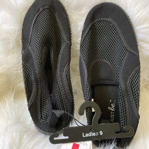 Water Shoes by Just be. New size 9